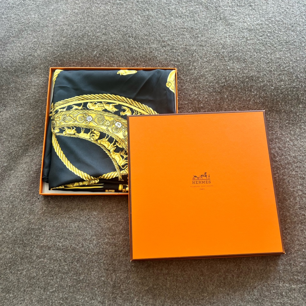 Hermes  LES CAVALIERS D'OR Carre 90 Scarf